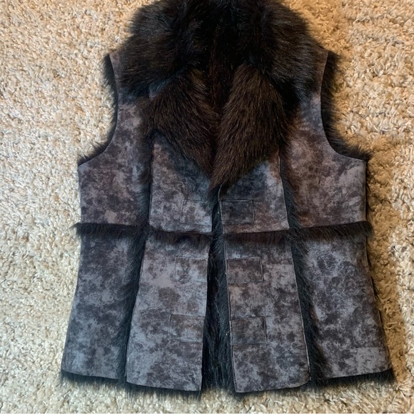 Black and Grey Faux Fur and Faux Suede Vest Women’s Size Small - Picture 7 of 14